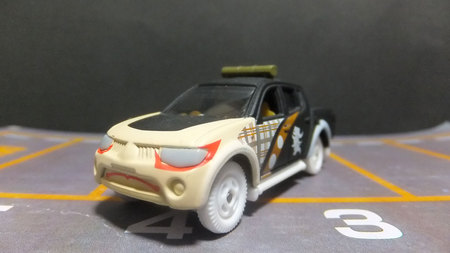 傾きものトミカ MITSUBISHI TRITON